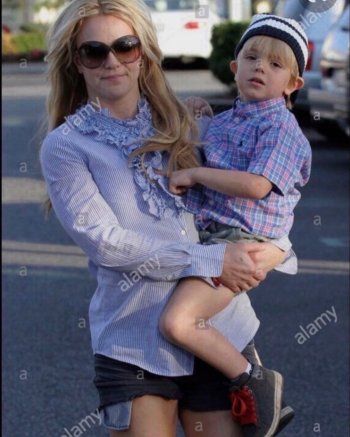 شاهد .. بالصورة- بريتني سبيرز تسترجع ذكرياتها مع إبنها جايدن