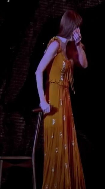 شاهد .. بالصور- تايلور سويفت تتعرض لموقف محرج على المسرح