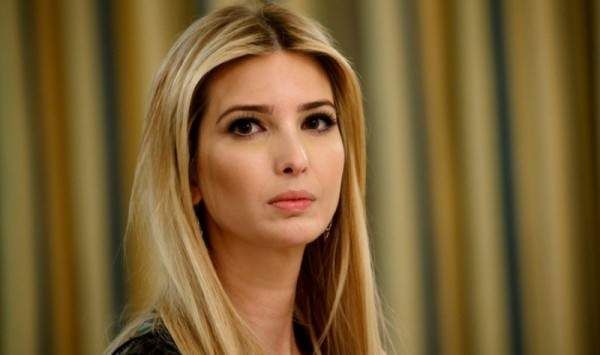 شاهد .. بالصورة - إيفانكا ترامب تتألق بفستان متعدد الألوان خلال الزفاف الملكي الأردني