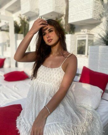 شاهد .. بالصور- منة عرفة بإطلالة مميزة أثناء إكتساب السمرة