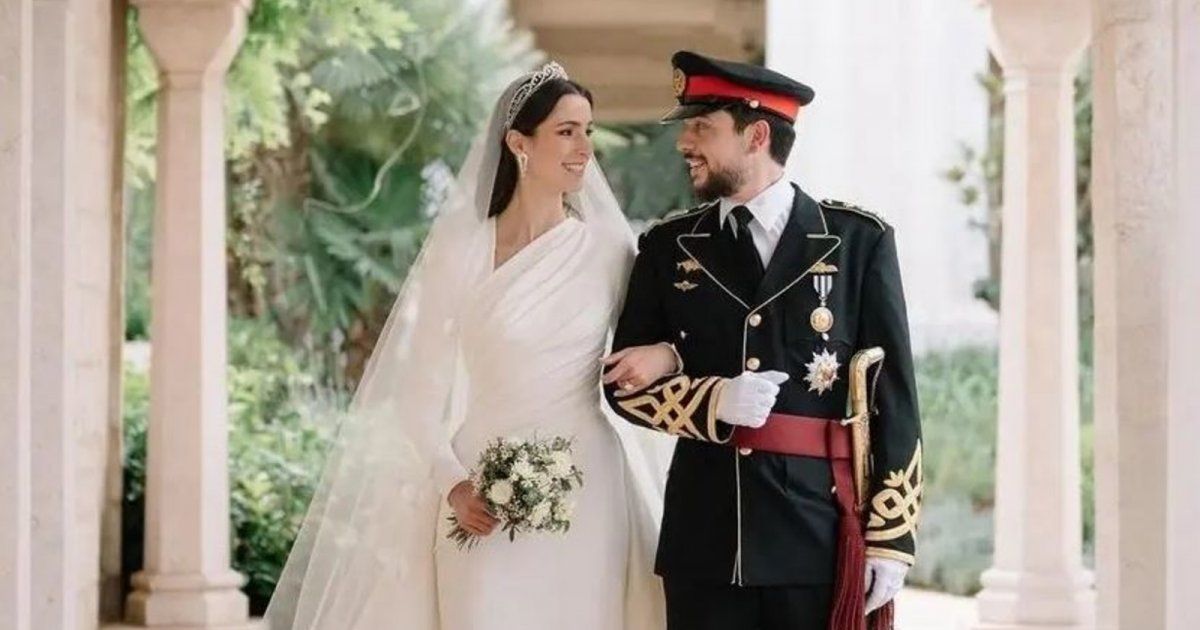 شاهد .. سعر مرتفع لـ فستان زفاف الأميرة رجوة آل سيف من تصميم إيلي صعب