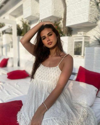 شاهد .. بالصور- منة عرفة بإطلالة مميزة أثناء إكتساب السمرة