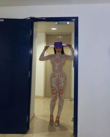 شاهد .. بالصور- هيفا وهبي تتألق بإطلالة تحبس الأنفاس