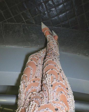 شاهد .. بالصور- هيفا وهبي تتألق بإطلالة تحبس الأنفاس