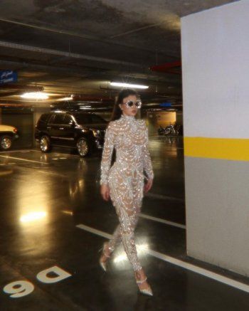 شاهد .. بالصور- هيفا وهبي تتألق بإطلالة تحبس الأنفاس