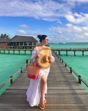 شاهد .. بالصور- روان بن حسين تستعرض جمالها على البحر