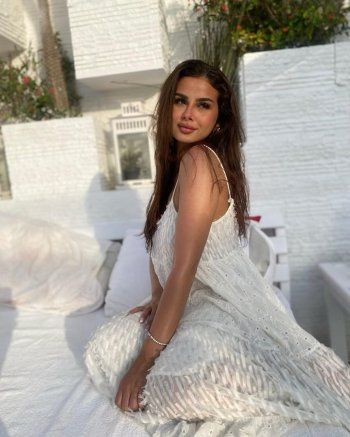 شاهد .. بالصور- منة عرفة بإطلالة مميزة أثناء إكتساب السمرة