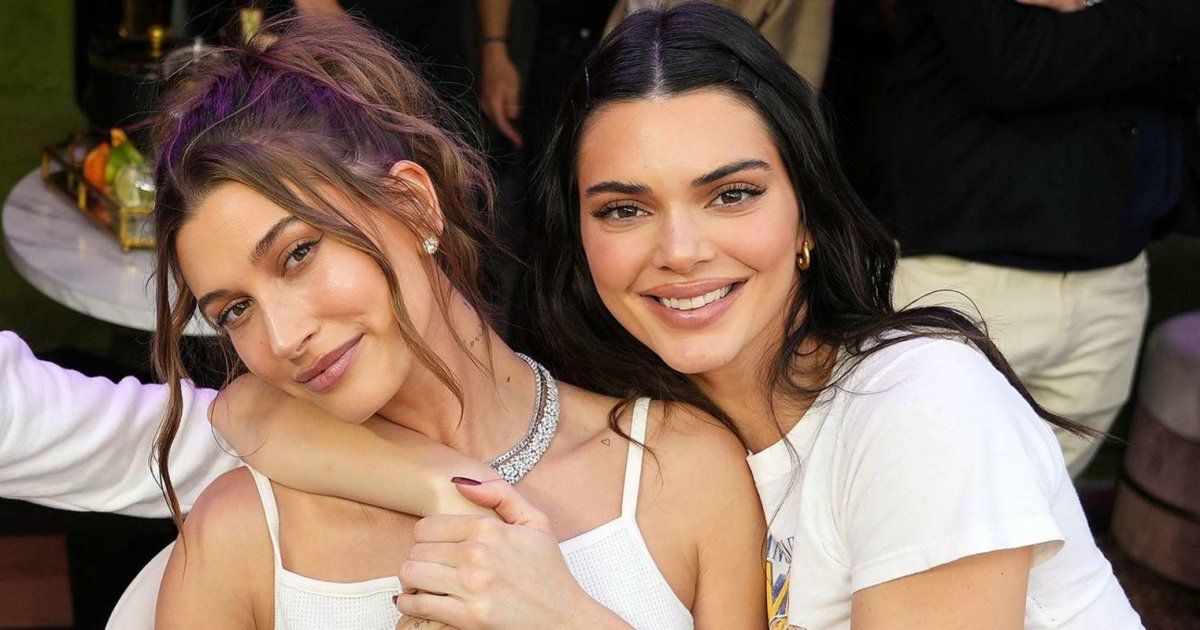 شاهد .. بعد شائعات خلافهما.. هايلي بيبر وكيندال جينر سوياً بملابس السباحة