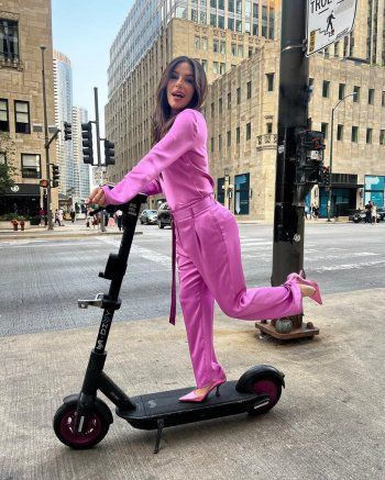 شاهد .. بالصور - إيفا لونغوريا تتألق باللون الوردي في شيكاغو