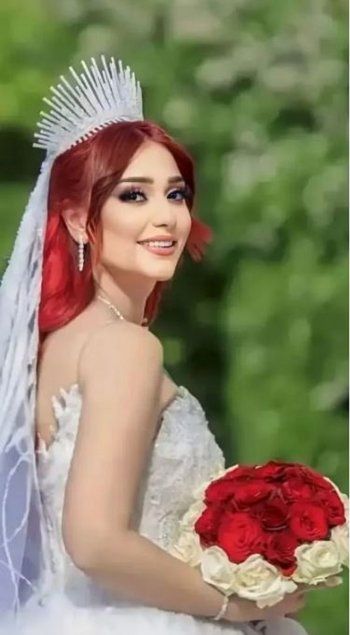 شاهد .. ربى مأمون تخطف الأنظار بفستان زفاف وشعر أحمر فاتح