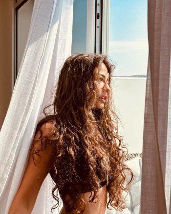 شاهد .. ديميت أوزديمير بلباس البحر وتذهل متابعيها-بالصور