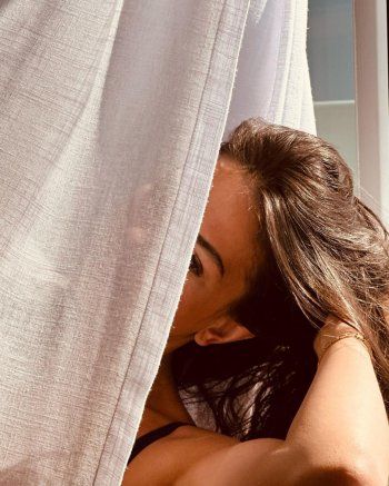 شاهد .. ديميت أوزديمير بلباس البحر وتذهل متابعيها-بالصور