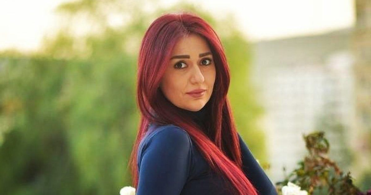 شاهد .. ربى مأمون تخطف الأنظار بفستان زفاف وشعر أحمر فاتح