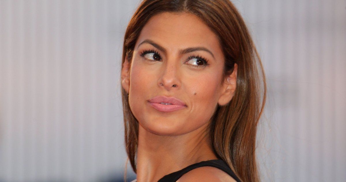 شاهد .. بالصورة - إيفا منديز تعاني من الشعر الكثير وتحلق وجهها كل يوم