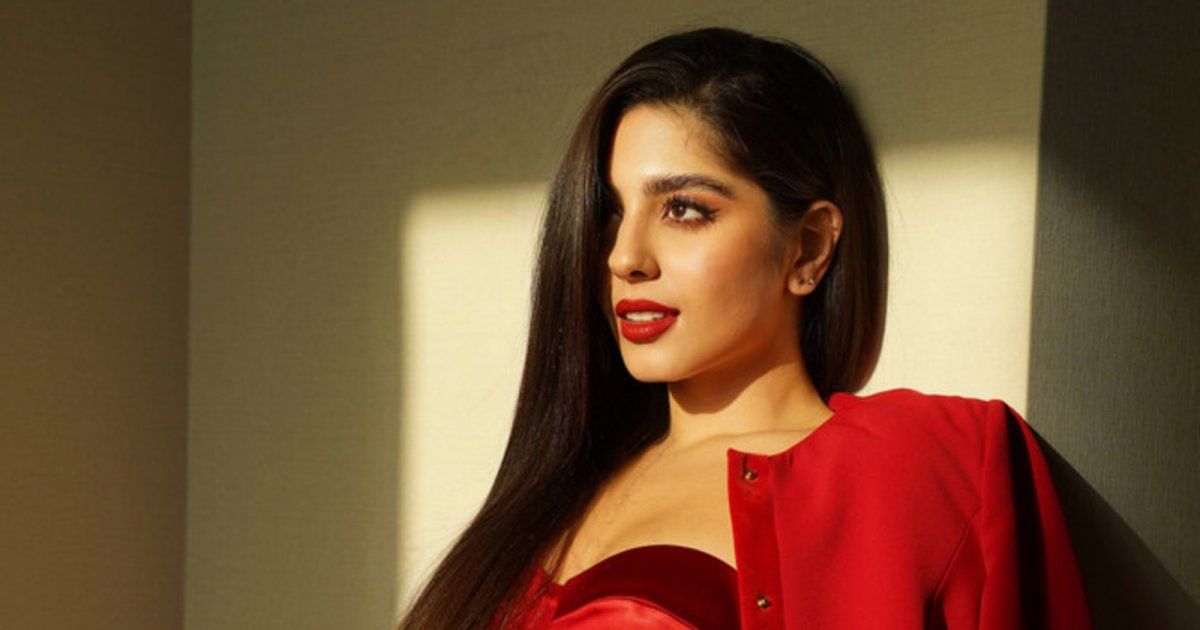 شاهد .. بالصورة- مايان السيد بإطلالة مميزة من أحد شوارع باريس