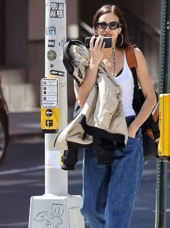 شاهد .. بالصورة - إيرينا شايك تتألق بإطلالة كاجوال.. إليكم ثمن نظاراتها الشمسية