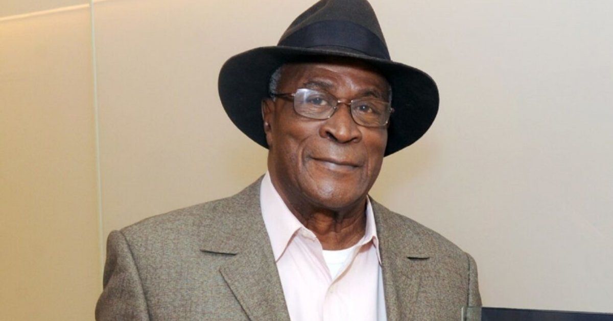 شاهد .. ما حقيقة وقوع جون آموس ضحية لإساءة معاملة كبار السن وجرائم مالية