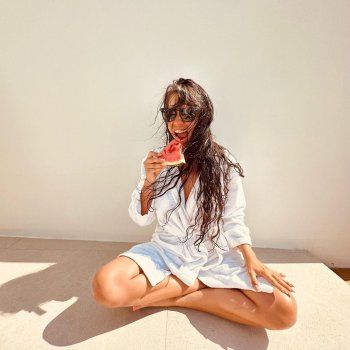 شاهد .. ديميت أوزديمير بروب الحمام تحت أشعة الشمس-بالصور