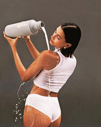 شاهد .. هايلي بيبر تستحم بالحليب.. وصور تستفز الجمهور!