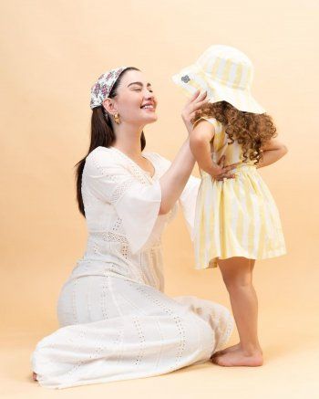 شاهد .. روان بن حسين وابنتها تلفتان الأنظار في إعلان فرنسي