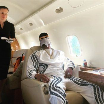 شاهد .. محمد رمضان يثير الجدل مجدداً بشكله.. هذا ما فعله على طائرته الخاصة - بالصورة