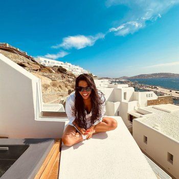 شاهد .. ديميت أوزديمير بروب الحمام تحت أشعة الشمس-بالصور