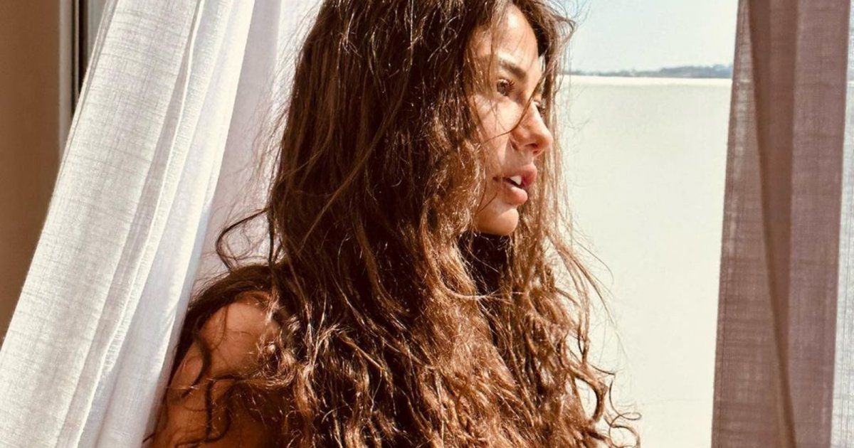 شاهد .. ديميت أوزديمير بروب الحمام تحت أشعة الشمس-بالصور