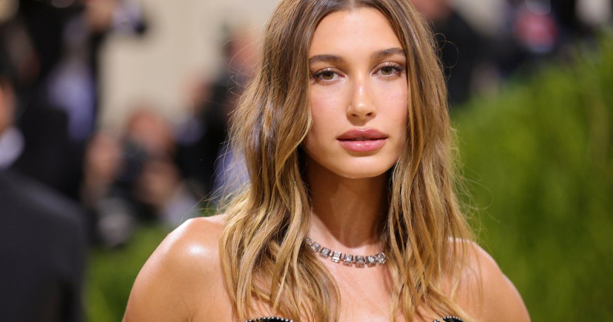 شاهد .. هايلي بيبر تستحم بالحليب.. وصور تستفز الجمهور!