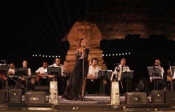 شاهد .. أناقة أنغام تخطف الأنظار بين أهرامات مصر