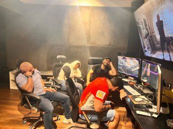 شاهد .. بالصورة - لهذا السبب سخر تامر حسني من فريق عمله.. إليكم ما قاله