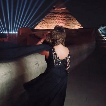 شاهد .. أناقة أنغام تخطف الأنظار بين أهرامات مصر