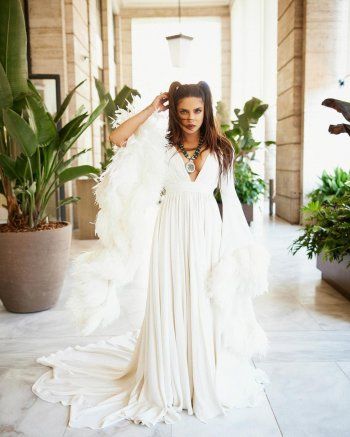 شاهد .. بالصور - بريانكا شوبرا بفستان أبيض كالملاك