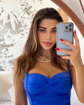 شاهد .. بالصور- من حيوض السباحة.. يارا السكري تسحر الجمهور بجمال عينيها