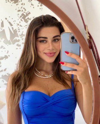 شاهد .. بالصور- من حيوض السباحة.. يارا السكري تسحر الجمهور بجمال عينيها