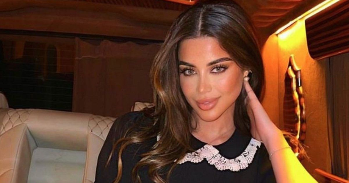 شاهد .. بالصور- من حيوض السباحة.. يارا السكري تسحر الجمهور بجمال عينيها