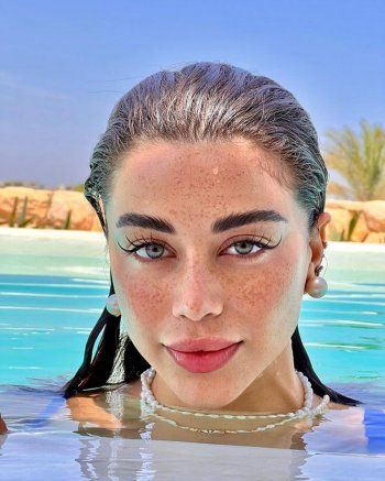 شاهد .. بالصور- من حيوض السباحة.. يارا السكري تسحر الجمهور بجمال عينيها