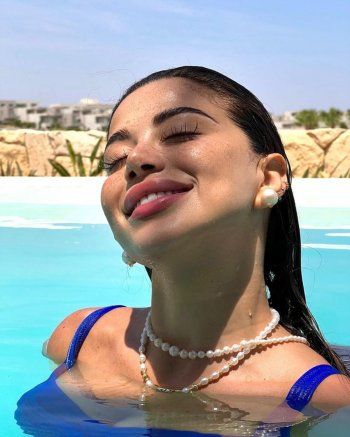 شاهد .. بالصور- من حيوض السباحة.. يارا السكري تسحر الجمهور بجمال عينيها