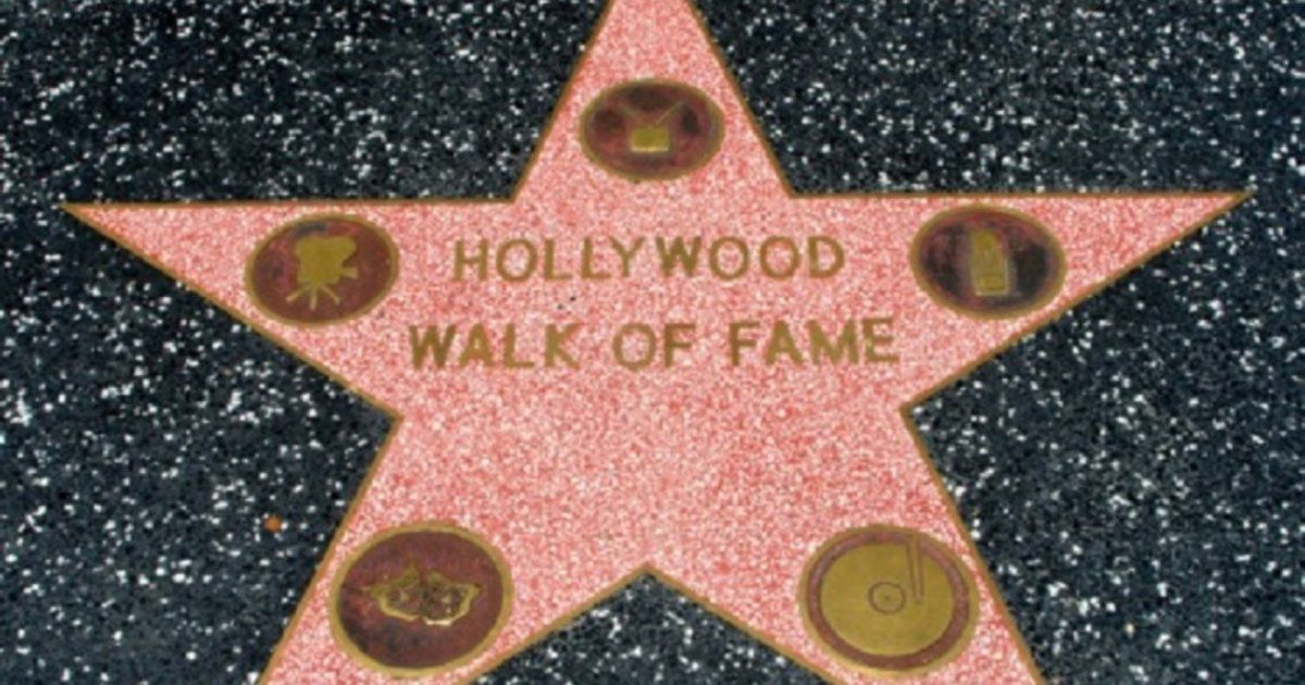 شاهد .. بعد 27 عاماً على إغتياله.. فنان عالمي يحظى بنجمته في ممشى المشاهير