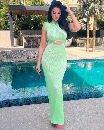 شاهد .. بالصورة- درة التونسية بإطلالة صيفية مميزة من جانب حوض السباحة