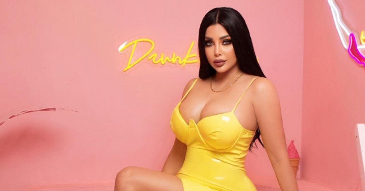 شاهد .. بالصورة - محبي رولا يموت يطالبون بأكل برازها وشمه