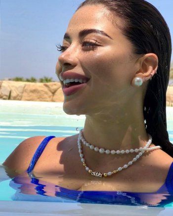 شاهد .. بالصور- من حيوض السباحة.. يارا السكري تسحر الجمهور بجمال عينيها