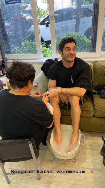 شاهد .. بوراك دينيز يثير الجدل حول ميوله الجنسية بعد قيامه بهذه الحركة