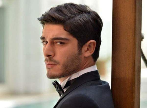 شاهد .. بوراك دينيز يثير الجدل حول ميوله الجنسية بعد قيامه بهذه الحركة