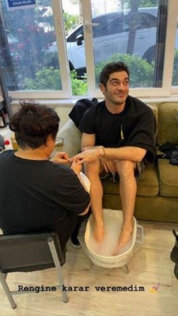 شاهد .. صورة لـ بوراك دينير داخل مركز تجميل تثير التساؤلات حول ميوله الجنسية