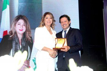 شاهد .. بالصور- ريتا نجيم الرومي مكرّمة من أرض المبدعين وزياد مكاري يسلمها الدرع التكريمي بحضور ماجدة الرومي