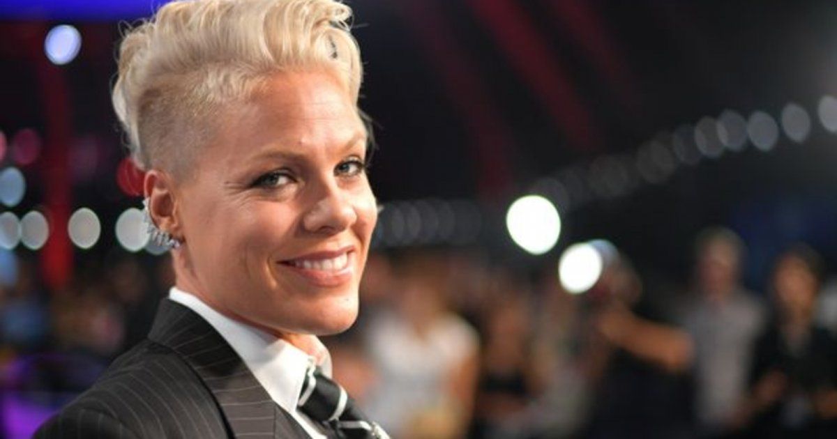 شاهد .. دموع بينك تنهمر خلال غناء إبنتها برفقتها على المسرح