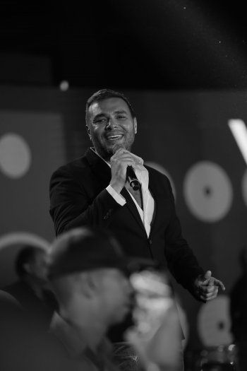 شاهد .. حفل خاص لـ رامي صبري يشعل المسرح في قصر البارون- بالصور