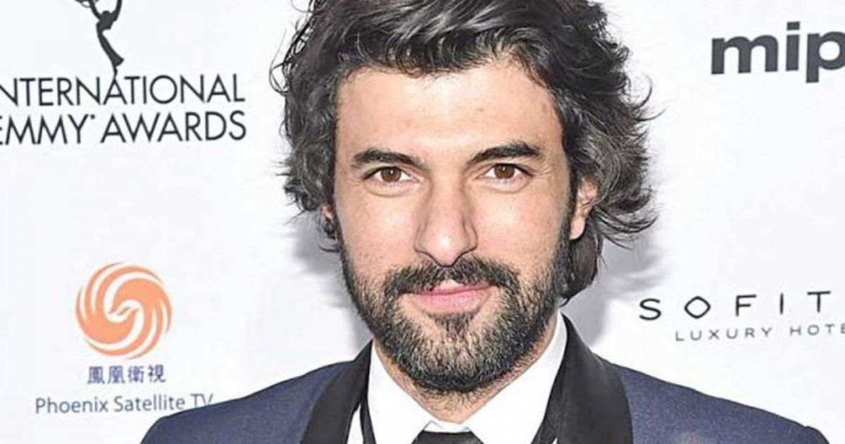 شاهد .. معجبو إنجين أكيوريك يتهاتفون نحوه..بالفيديو