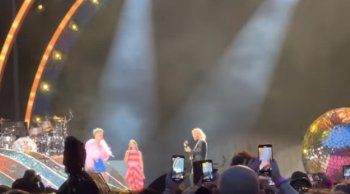 شاهد .. دموع بينك تنهمر خلال غناء إبنتها برفقتها على المسرح