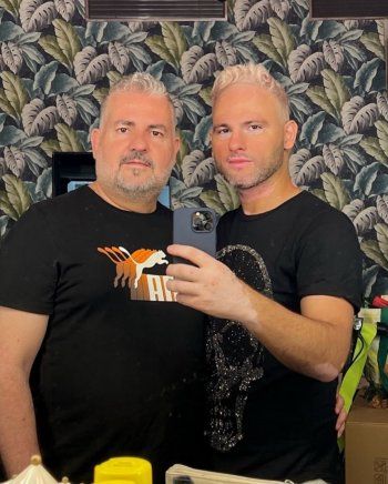 شاهد .. فنان لبناني بأحدث ظهور مع زوجه الاسباني - بالصورة